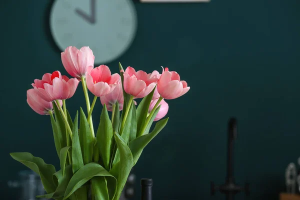 Kytice Tulipánů Tmavém Pozadí Detailní Záběr — Stock fotografie
