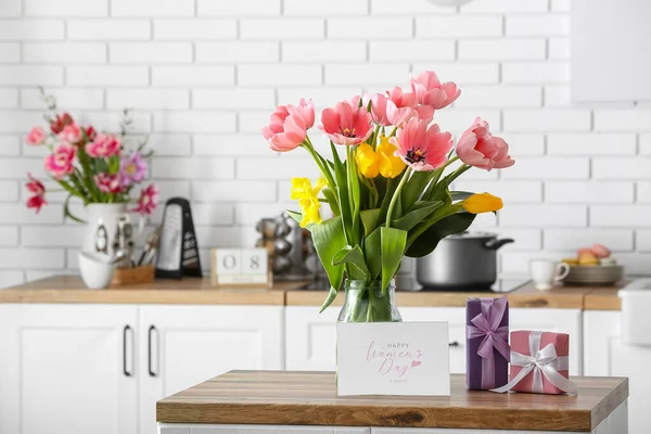 Ramo Tulipanes Cajas Regalo Tarjeta Felicitación Con Texto Feliz Día — Foto de Stock