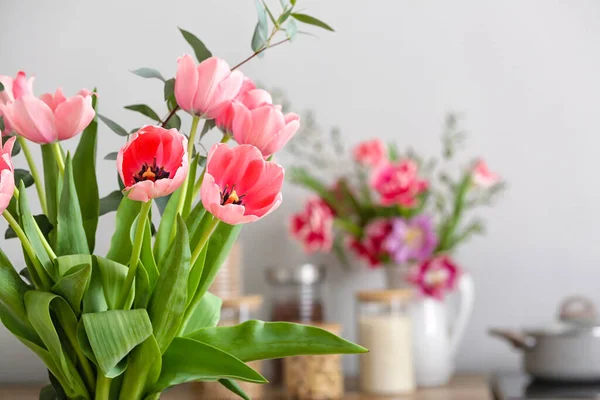 Hermosos Tulipanes Ramas Eucalipto Cocina Ligera Primer Plano — Foto de Stock