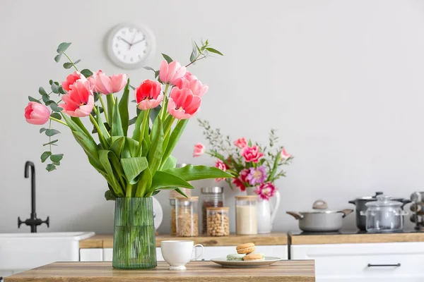 Váza Krásnými Tulipány Šálky Makarony Stole Lehké Kuchyni — Stock fotografie