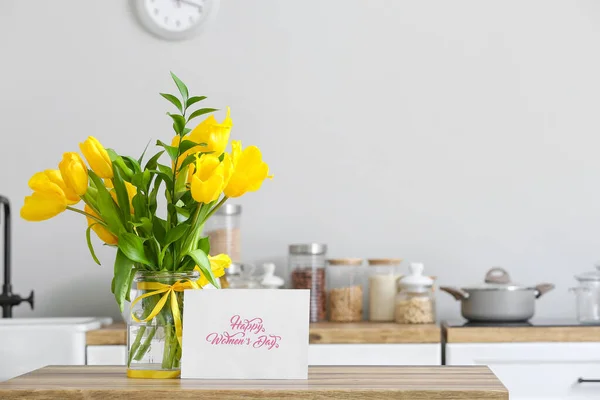 Hermosos Tulipanes Tarjeta Felicitación Con Texto Feliz Día Mujer Mesa — Foto de Stock