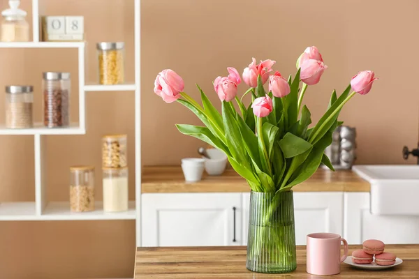 Váza Tulipánokkal Csészével Makarónival Konyhaasztalon — Stock Fotó