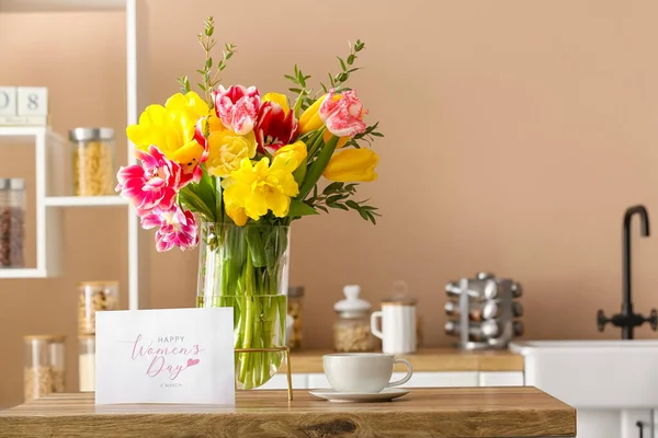 Ваза Красивыми Тюльпанами Чашкой Поздравительной Открыткой Текстом День Женщины Деревянном — стоковое фото