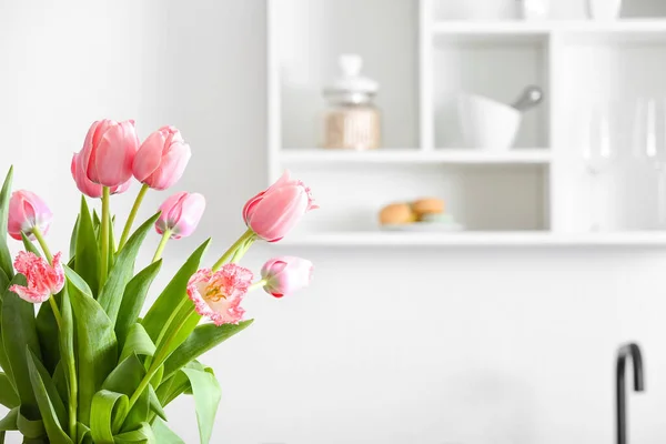 Mooi Boeket Tulpen Lichte Keuken Close — Stockfoto