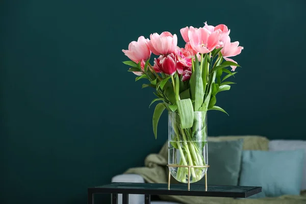 Jarrón Cristal Con Tulipanes Rosas Mesa Sala Estar Oscura — Foto de Stock