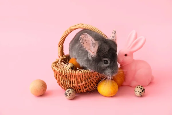 Милая Шиншилла Плетеной Корзине Игрушечный Кролик Пасхальные Яйца Розовом Фоне — стоковое фото