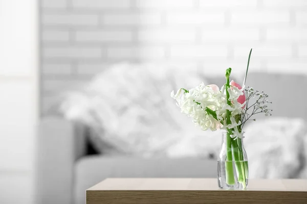 Vase Avec Fleurs Printemps Sur Table Dans Salon — Photo