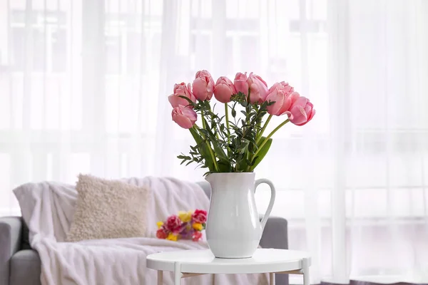 リビングルームでテーブルの上にピンクのチューリップと花瓶 — ストック写真
