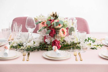 Düğün davetiyeleriyle şık masa ayarları