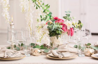 Düğün kutlaması için şık bir masa.