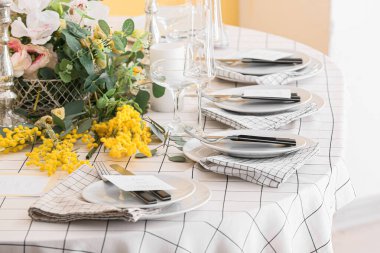 Düğün davetiyeleriyle şık masa ayarları