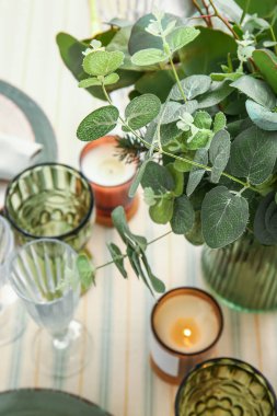 Şık gözlükler ve düğün kutlaması için dekorasyon. Masada, yakın plan.