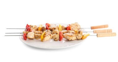 Beyaz arka planda izole edilmiş sebzeli ızgara tavuk şişleri.