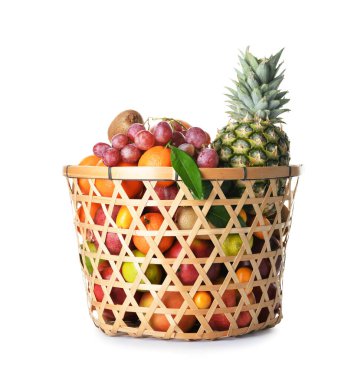 Beyaz arka planda sulu meyveli sepet