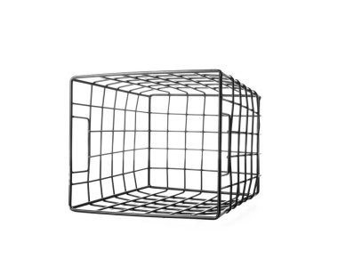 Beyaz arka plan üzerinde izole boş metal sepet