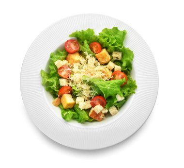 Beyaz arka planda izole edilmiş lezzetli bir vegan Sezar salatası tabağı.