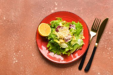 Bir tabak lezzetli vejetaryen salatası.