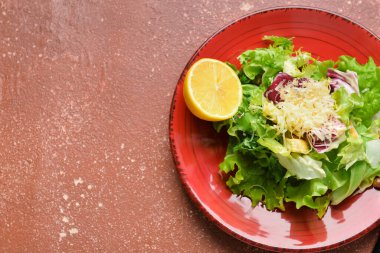 Bir tabak lezzetli vejetaryen salatası.