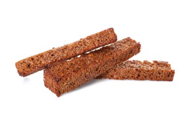 Beyaz arka planda lezzetli çavdar ekmeği.