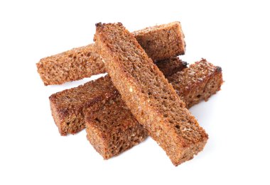 Beyaz arka planda lezzetli çavdar ekmeği.