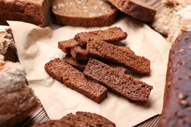 Lezzetli kıtır ekmekli parşömen.