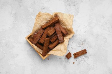 Hafif zemin üzerinde çavdar ekmeği olan tahta kutu.