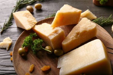 Tabakta lezzetli parmesan peyniri parçaları var, yakın plan.