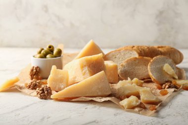 Parmesan peyniri parçaları açık arkaplanda.