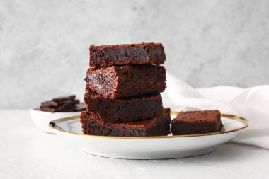 Açık arkaplanlı lezzetli çikolatalı browni tabağı.