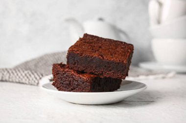 Açık arkaplanlı lezzetli çikolatalı browni tabağı.