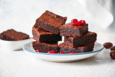 Açık arkaplanlı lezzetli çikolatalı browni tabağı.