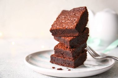 Açık arkaplanlı lezzetli çikolatalı browni tabağı.