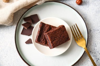 Açık arkaplanlı lezzetli çikolatalı browni tabağı.