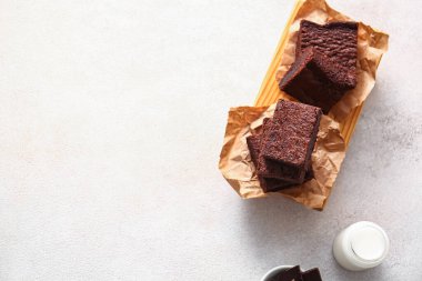 Hafif arka planda çikolatalı kek parçaları.