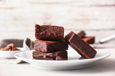 Tabakta lezzetli çikolatalı brownie parçaları var.