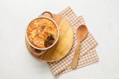 Beyaz arka planda lezzetli Shepherd 's Pie ile esrar