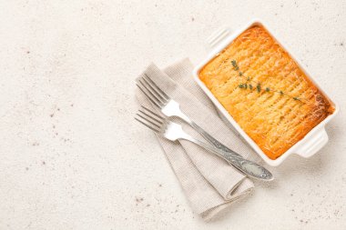 Hafif arka planda lezzetli Shepherd 's Pie ile yemek pişirme