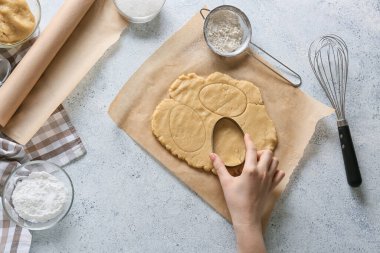 Paskalya kurabiyelerini hazırlayan kadın