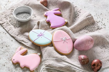 Lezzetli Paskalya kurabiyeleri ve hafif arka planda boyanmış yumurtalar.