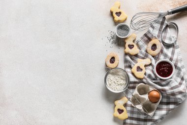 Lezzetli Paskalya kurabiyeleri ve hafif arka plandaki malzemeler