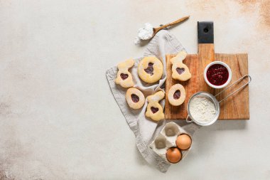 Lezzetli Paskalya kurabiyeleri ve hafif arka planda malzemeleri olan ahşap tahta tahta.