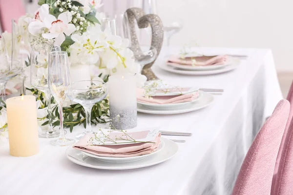 Stilvolle Tischdekoration Mit Hochzeitseinladungen Und Zigeunerblumen — Stockfoto