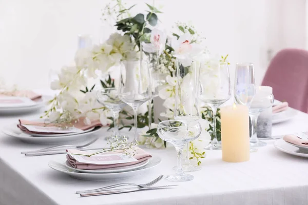 Stijlvol Tafeldecor Met Uitnodigingen Voor Bruiloften Gypsophila Bloemen — Stockfoto