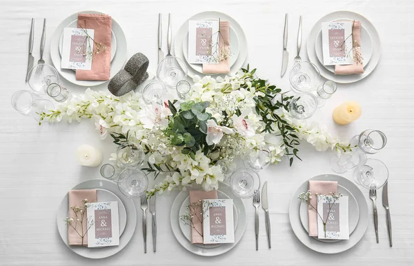 結婚式の招待状とジプシーの花とスタイリッシュなテーブルセッティング トップビュー — ストック写真