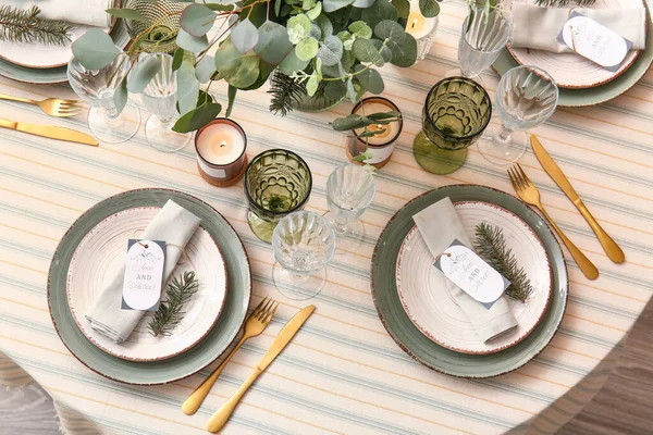 結婚式の招待状とスタイリッシュなテーブル設定 — ストック写真