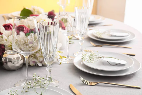 아름다운 탁자에 앉아서 초파리 결혼식을 준비하는 — 스톡 사진