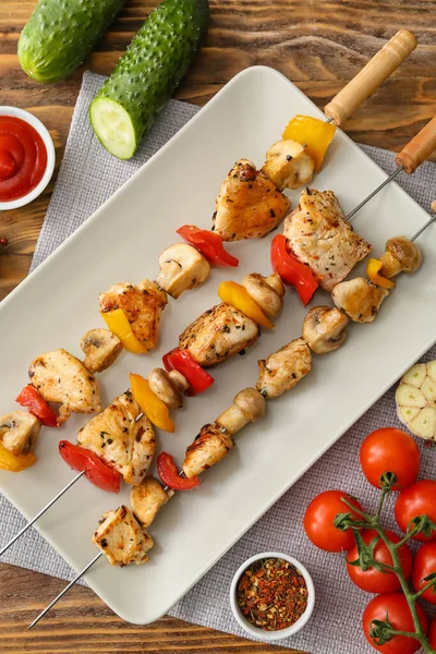 Plate Grilled Chicken Skewers Vegetables Wooden Background — Stock Photo, Image