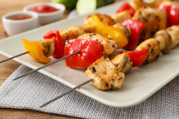 Plate Grilled Chicken Skewers Vegetables Table Closeup — Stock Photo, Image