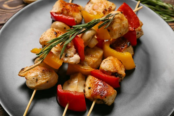 Plate Grilled Chicken Skewers Vegetables Table Closeup — Stock Photo, Image