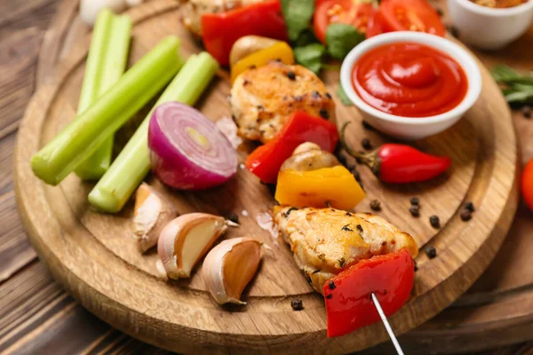 Board Grilled Chicken Skewer Vegetables Sauce Table Closeup — Stock Photo, Image